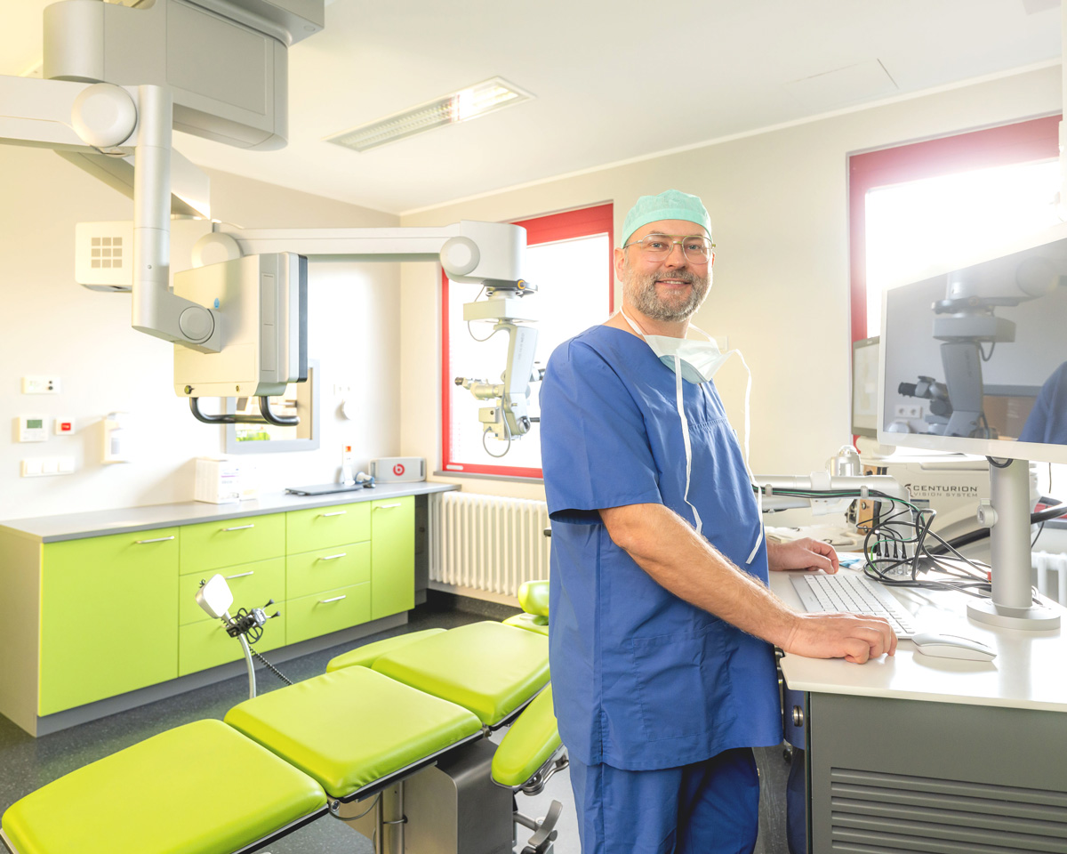 Dr. Mette im Behandlungsraum der Augenarztpraxis