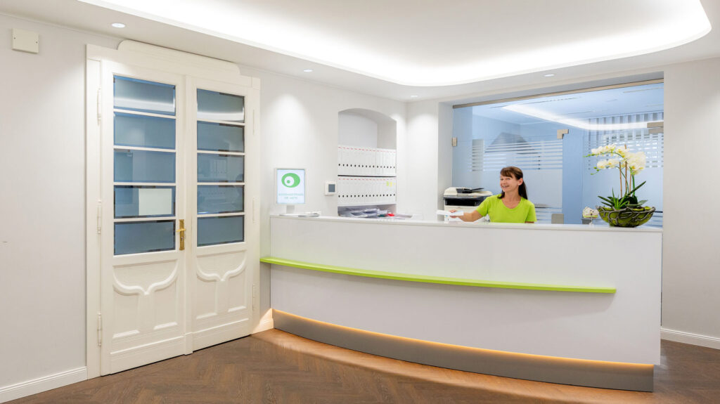 Freundlicher Empfang im Eingangsbereich der Praxis